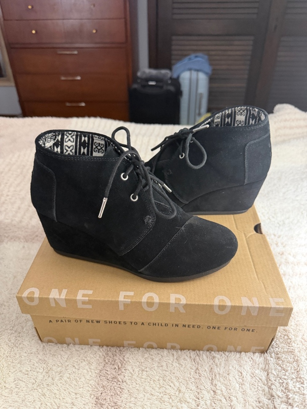 NWOT TOMS Women's Black Suede Lace-Up Wedge Ankle Boots
